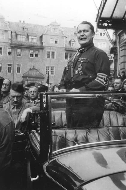 Adolf Hitler a la izquierda y Hermann Göring a la derecha
