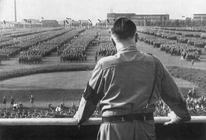 Adolf Hitler frente a tropas alemanas