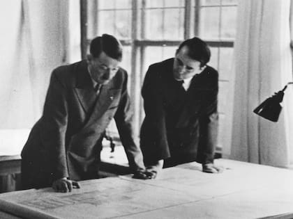 Adolf Hitler revisa planos junto al arquitecto Albert Speer Sr.