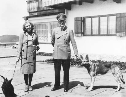 Adolf Hitler y Eva Braun en los Alpes, en una toma de propaganda oficialista