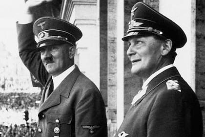 Adolf Hitler y Hermann Göring, el primero en la línea de sucesión del poder nazi