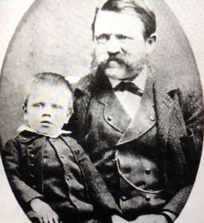 Adolf, junto a su padre Alois Hitler