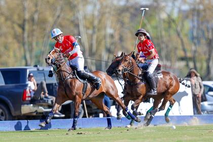 Adolfito Cambiaso en acción, seguido por Lukín Monteverde. Scone es el otro finalista del Jockey