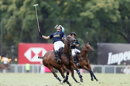 Adolfito Cambiaso jugó como back, pero como en viejas épocas, estuvo en toda la cancha.