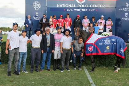 Adolfito Cambiaso se llevó el premio al mejor ejemplar de la final, con Dolfina Carola (gentileza @agusfondaph)