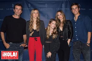 Adolfito, Mia (que lidera el team femenino de La Dolfina), Myla, María Vázquez y Poroto posan en una noche que no olvidarán.