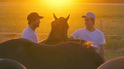 Adolfito y Poroto Cambiaso en el campo: un atardecer entre los caballos, la gran pasión familiar
