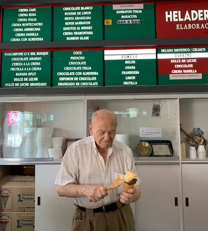 Adolfo, a los 95, el heladero más longevo
