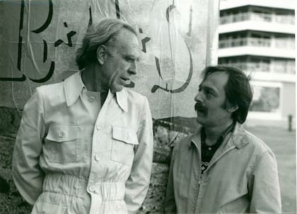 Adolfo Bioy Casares y Pepe Fernández, retratados por Silvina Ocampo en 1973, conversan en una esquina de París