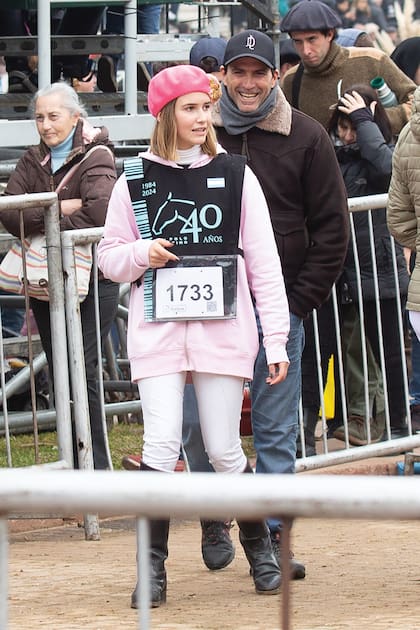Adolfo Cambiaso acompaña a su hija antes de salir a la pista central.