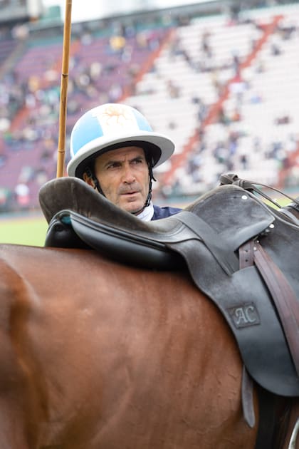 Adolfo Cambiaso con los colores de argentina siempre presentes en su casco.
