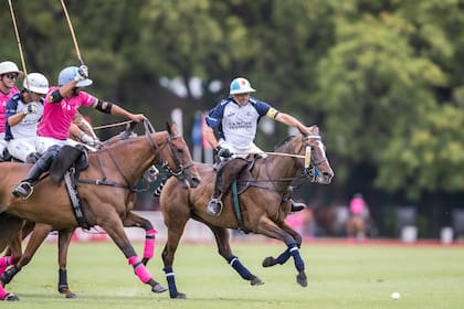 Adolfo Cambiaso, el líder de La Dolfina, en acción en la cancha; su equipo trascenderá su carrera y continuará luego de su retiro.