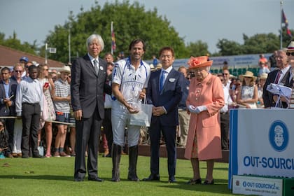 Adolfo Cambiaso, el mayor, posa con la reina Isabel II