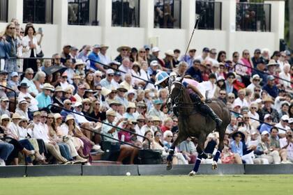 Adolfo Cambiaso en acción en la final, ante una nutrida concurrencia en Palm Beach (gentileza @agusfondaph)