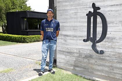 Adolfo Cambiaso, en el acceso a La Dolfina; el crack tiene decidido jugar con su hijo, Poroto, en 2022, pero, por su edad, no cree que llegue a compartir equipo con sus sobrinos.