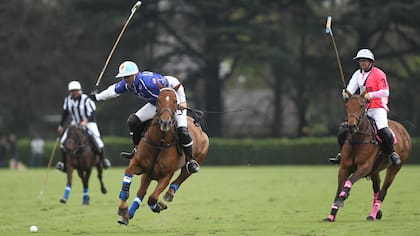 Adolfo Cambiaso, en plena acción en la semifinal; este sábado irá por otra copa en San Isidro