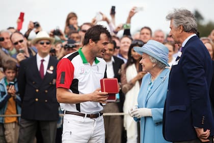 Adolfo Cambiaso junto a Ia reina Isabel en la final de polo de la Copa de la reina en The Guards Polo Club Inglaterra, el 1º de junio 2012