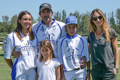 Adolfo Cambiaso junto a su familia .