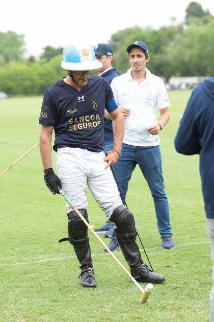 Adolfo Cambiaso, listo para salir a la cancha.