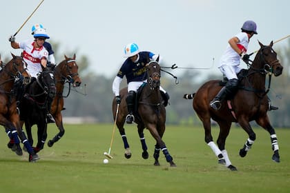 Adolfo Cambiaso maniobra entre los primos Cruz y Antonio Heguy; el líder de La Dolfina debutó en su Triple Corona número 33.