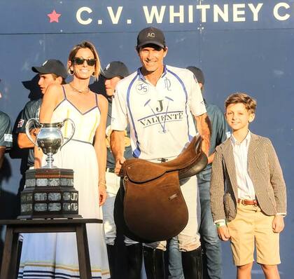 Adolfo Cambiaso, MVP de la final, recibe la montura de premio