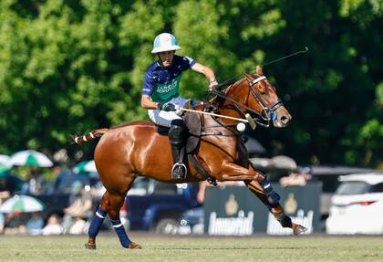 Adolfo Cambiaso (n.) domina la bocha en velocidad; el número 2 fue asistidor y goleador en el quinto triunfo de La Natividad-La Dolfina en la temporada.