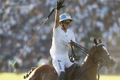 Adolfo Cambiaso (n.) festeja el triunfo sobre Ellerstina del último domingo y el pase a su primera final del Campeonato Argentino Abierto.
