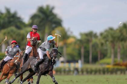 Adolfo Cambiaso pega un cogote durante la final