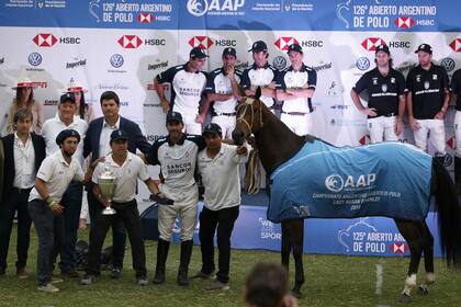 Adolfo Cambiaso recibe el premio Lady Susan Townley por el clon Cuartetera B06, declarado el mejor de la final de Palermo.