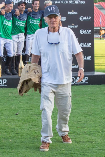 Adolfo Cambiaso saludó en el podio a su hijo, Adolfito, y a sus nietos, Poroto Cambiaso y Bartolomé y Camilo Castagnola, que este domingo jugarán la final de Palermo