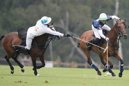 Adolfo Cambiaso trata de engancharle el taco a su sobrino Bartolomé Castagnola (h.)