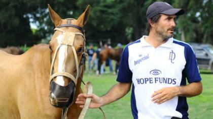 Adolfo Cambiaso y uno de sus caballos