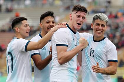 Adolfo Gaich celebra el tercer gol de Argentina que le ganó a Ecuador