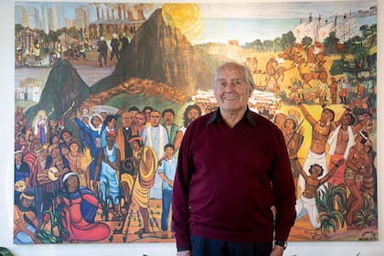 Adolfo Pérez Esquivel frente a una pintura de su autoría; el militante por los Derechos Humanos cumple 92 años este 26 de noviembre 