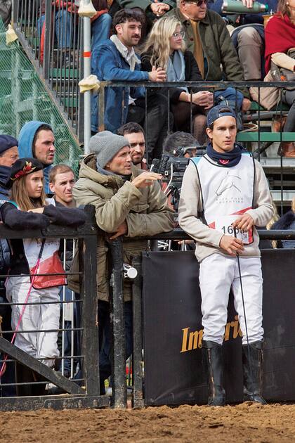 Adolfo, Poroto y sus hermanas se instalaron el domingo a la noche en Buenos Aires para estar cerca de sus caballos y poder montar apenas les dieran autorización para probar la pista.