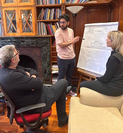 Adolfo Rubinstein, Martín Saban y Cintia Cejas en el Instituto de Efectividad Clínica y Sanitaria (IECS), donde funciona el Centro Latinoamericano de Inteligencia Artificial y Salud (Clias)