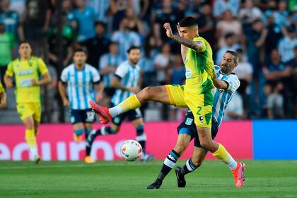 Adonis Frías y Lisandro López, en pleno roce por la pelota.