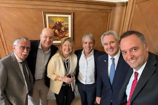 Ataques a la prensa, pocas precisiones y una estrategia articulada con Santiago Caputo