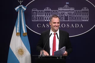 El Gobierno debatió la inconveniencia de que Adorni mantenga su silencio y volvería a las conferencias