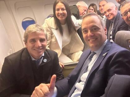Adorni, Caputo y Pettovello, en un vuelo oficial