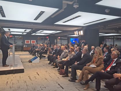 Adorni expone en Nueva York y lo escuchan su esposa, Lugones y el empresario José Luis Manzano