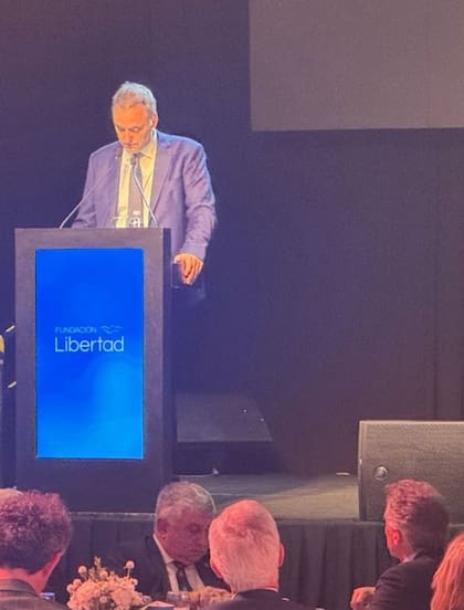 Adorni habla en la Fundación Libertad, con Mauricio Macri en primera fila