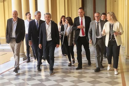 Adorni junto a los ministros que lo acompañaron en su exposición