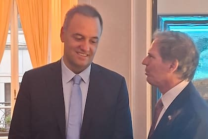 Adorni junto al embajador argentino en Nueva York, Alec Oxenford.