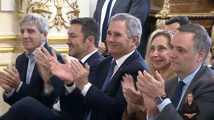 Adorni, Karina Milei, Quirno, Petri y Caputo aplauden en primera fila