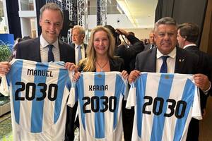 Adorni, Karina Milei y Chiqui Tapia, en Paraguay, cuando promocionaron el Mundial de fútbol 2030