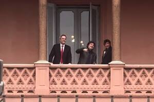 Adorni, Milei y Caputo en el balcón de Casa Rosada el 5 de agosto de 2024