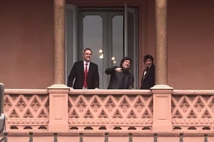 Adorni, Milei y Caputo en el balcón de Casa Rosada el 5 de agosto de 2024