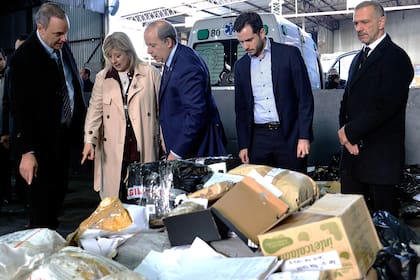 Adorni, Monteoliva y otros funcionarios fiscalizan el proceso de incineración de droga incautada
