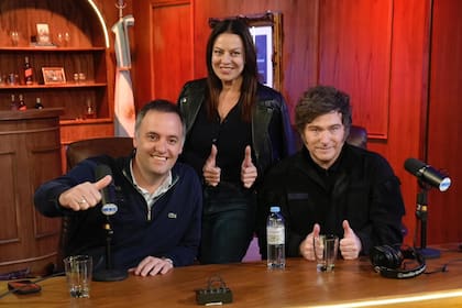 Adorni, Pettovello y Javier Milei en el set de la Misa del Gordo Dan